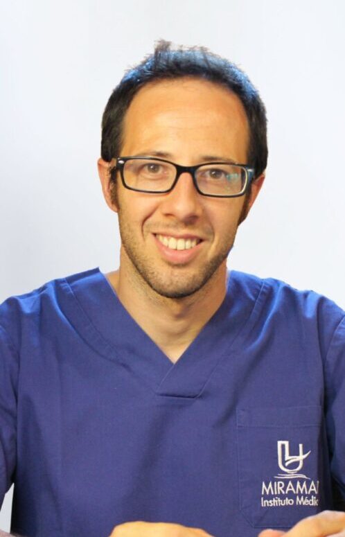 PERSONAL (9) Retrato del Dr. Fernando Gallardo, médico del Instituto Médico Miramar, sonriendo con gafas