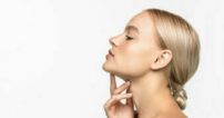 Beautiful young girl touching her face. Youth and skin care concept. Skin care Perfil de una mujer joven con el pelo trenzado tocándose la barbilla, imagen de recurso sobre juventud y cuidado de la piel