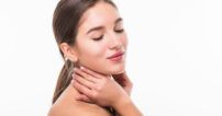 Beautiful sensual woman touching her face isolated on white background. Beauty and skincare concept. Spa. Segunda copia de la imagen de una mujer joven con los ojos cerrados tocándose el cuello sobre fondo blanco, recurso para tratamientos de belleza
