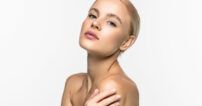 Beautiful beauty young female model woman touching her face skin cheeks hands fingers isolated on white background Segunda copia del retrato de una mujer joven con la piel del rostro y hombros al descubierto sobre fondo blanco, recurso de belleza facial