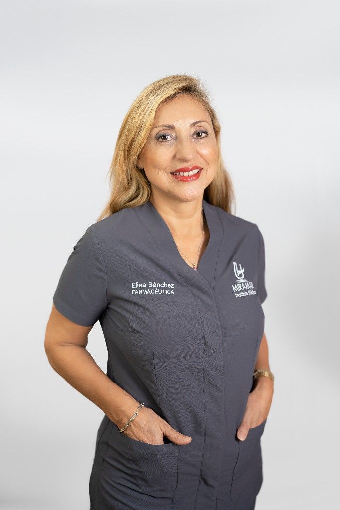 Lda. Elisa Sánchez Lda. Elisa Sánchez, farmacéutica responsable de la Parafarmacia de Instituto Médico Miramar, con uniforme sanitario gris con su nombre bordado