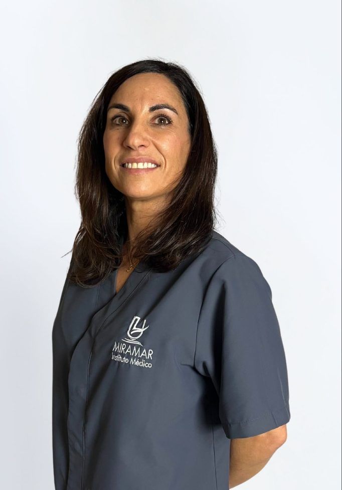 Dra. Alicia Ramirez Dra. Alicia Ramírez, especialista en Anestesia de Instituto Médico Miramar, en retrato de perfil sonriendo con uniforme gris del centro