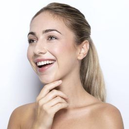 Arrugas Primer plano del rostro de una mujer mostrando la zona de la frente y el entrecejo, para el tratamiento de Arrugas de Instituto Médico Miramar