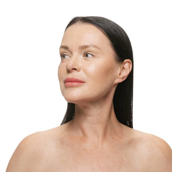 Relleno AH Rostro de una mujer de perfil mostrando pómulos y mandíbula, para el tratamiento de Relleno de Ácido Hialurónico de Instituto Médico Miramar